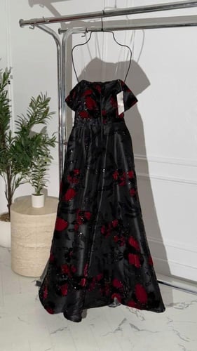 فستان سهره المزين بورود المخمل والتطريز