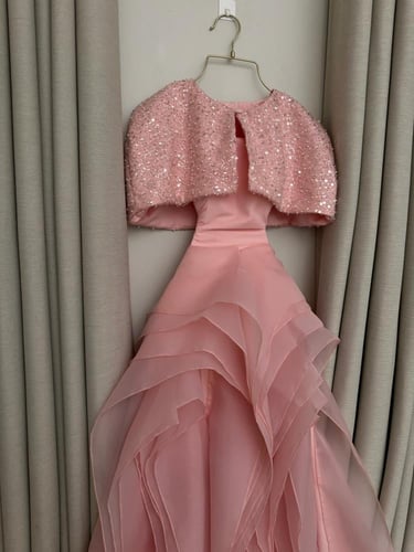 فستان اورجنزا المزين بالطبقات جاكت ترتر