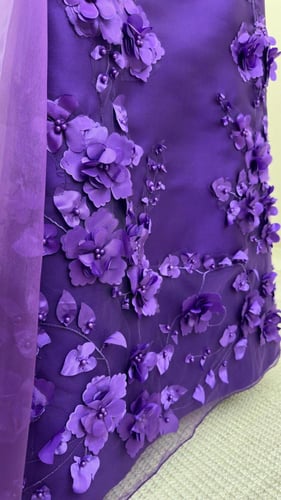 فستان سهره المزين بالورود البارزه المطرزه يدويا