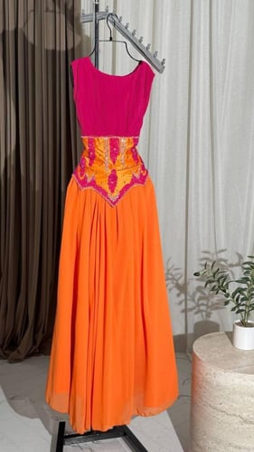 فستان شيفون جورجيت المزين بالتطريز اليدوي صدر كسرا...