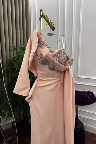 فستان باربي المزين بالتطريز اليدوي