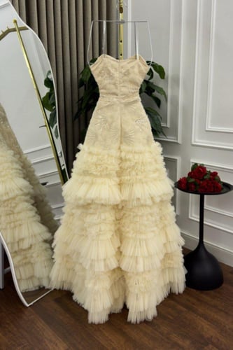 فستان سهره تل طبقات المزين بالتطريز