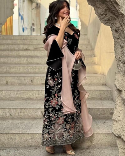 جلابيه كريب اكمام اورجنزا المزينه بتطريز كمبيوتر