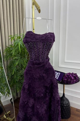 فستان سهره المزين بالكلفه ورود والمزين بالتطريز ال...