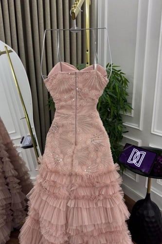 فستان سهره تل طبقات المزين بالتطريز