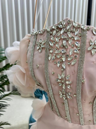 فستان سهره جازار المزين بالورود البارزه قصات ليزر...