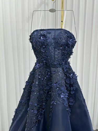 فستان سهره جازار المزين بالورود البارزه والتطريز