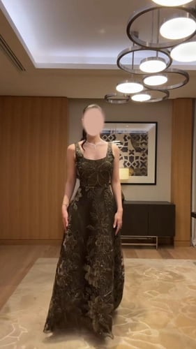 فستان سهره تل على المزين بالورود المخمليه