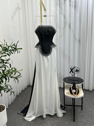 فستان باربي وذيل ميكادو المزين بالتطريز اليدوي