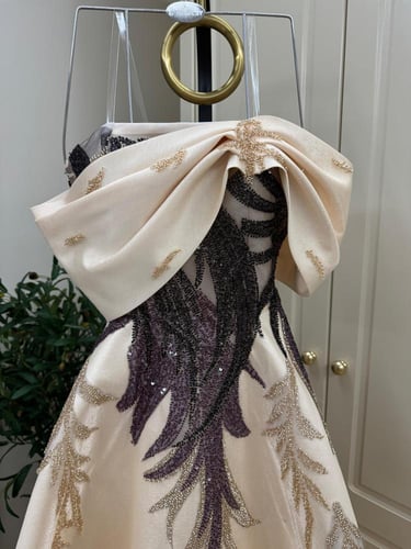 فستان سهره ميكادو دبل كلوش المزين بالتطريز شك والخ...