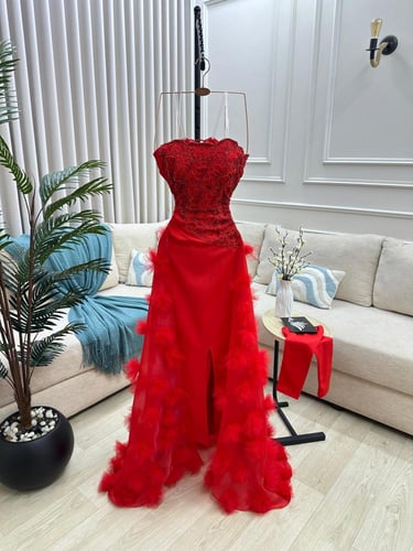 فستان باربي المزين بالتطريز اليدوي ذيل اورجنزا وتل...