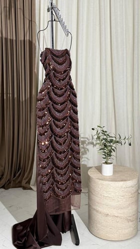 فستان سهره المزين بالتطريز ذيل ميكادو