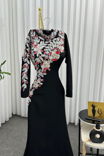 فستان لكرا كريب استرتش المزين بالتطريز اليدوي الفخ...