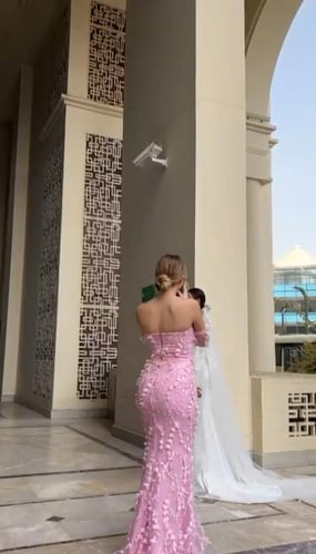 فستان سهره ماسك المزين بالورود والتطريز بشكل كثيف...