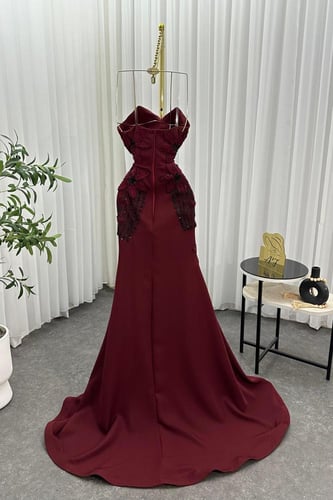 فستان سهره برغندي المزين بالورود والتطريز