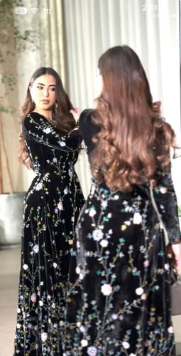 فستان مخمل وتل المزين بالتطريز الفخم