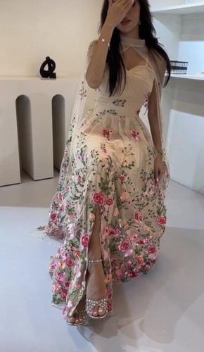 فستان سهره المزين بالورود الكمبيوتر