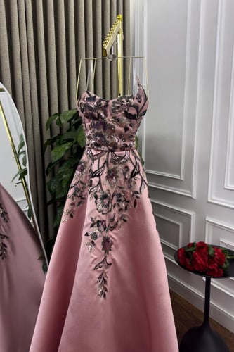 فستان ميكادو المزين بالكلفه المطرزه