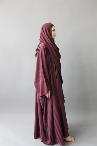 عباية مخططة مع أكمام حرير