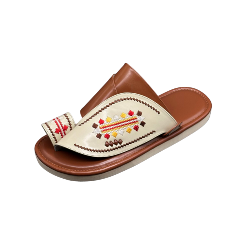 حذاء رجالي تطريز لون بيج على عسلي