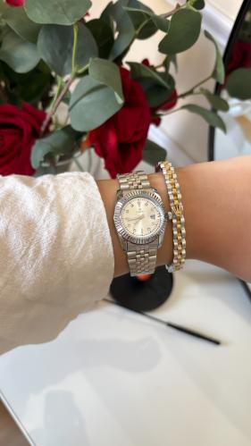 طقم نسائي من كليرتي ساعه ذهبي فضي