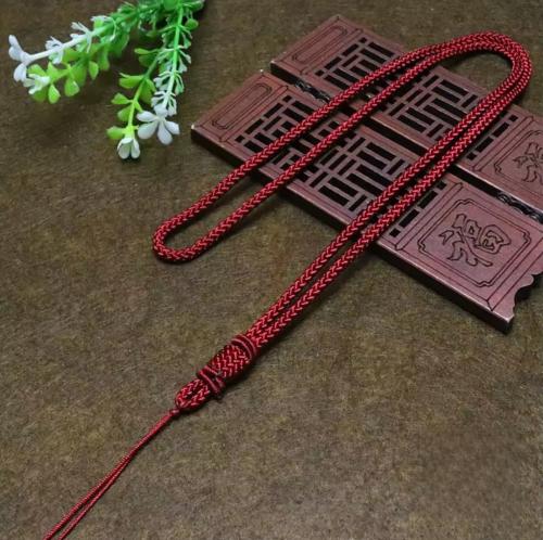 خيط للقلادة