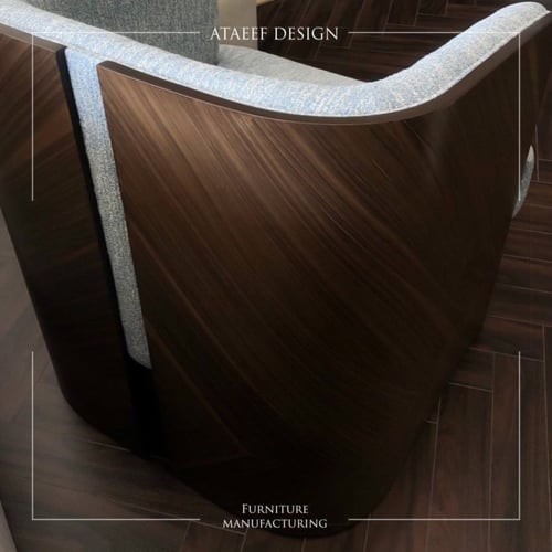 كرسي بـ خلفيه خشبيه