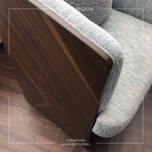 كرسي بـ خلفيه خشبيه