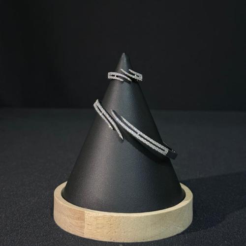 طقم أنيق وعصري