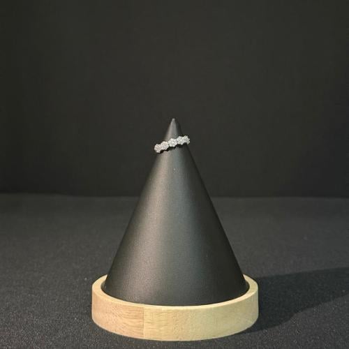 خاتم بتصميم ناعم ولماع