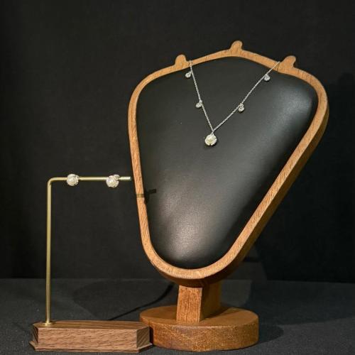 طقم من عقد رقيق وحلق بحبات اللؤلؤ الناعمه