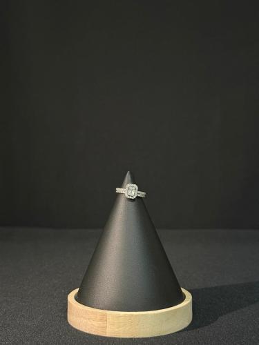 خاتم أنيق ولماع يضيف لمسة أناقه لاطلالتك