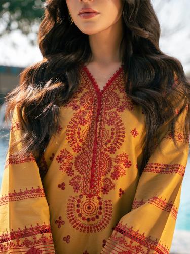 فستان هندي بلون وهج الزعفران الدافئ