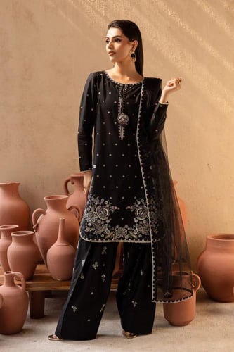 أناقة الأسود بتطريز فاخر على الأطراف