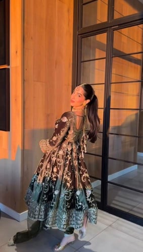 عقيق يلمع في حضورك