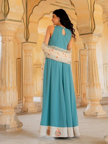 حكاية تبدأ بخطوتك