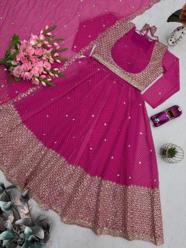 لبس هندي وردي فخم بتطريز ذهبي