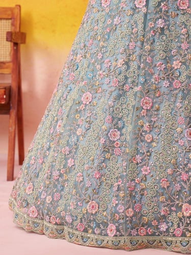 عسل يذوب في عاج ويكتمل بماء ازرق