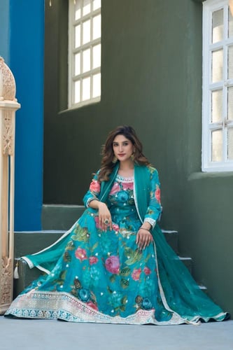 اطلالتك ناعمة بس توقعها قوي