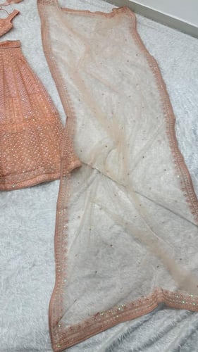 عطر الندى الخجول