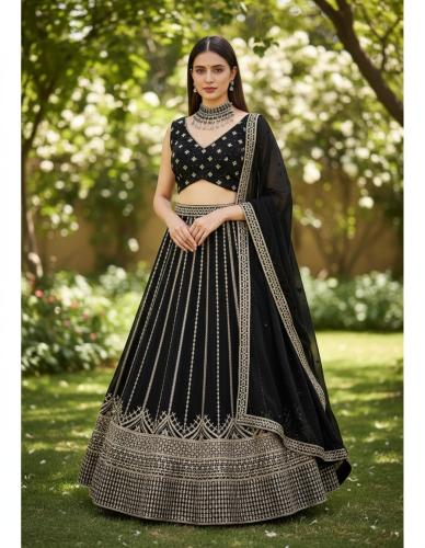 اسود ليلي مطرز بالذهبي