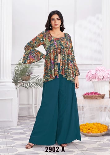 طقم يبرز الأنوثة بلمعة فاخرة