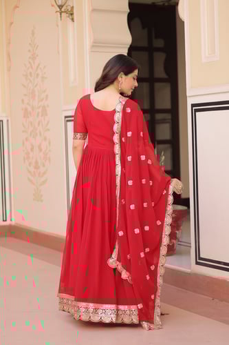 اختاري بين دفء الورد وأسرار الزمرد طقمك يصنع الفرق