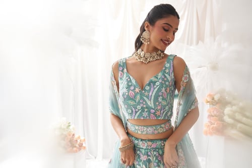 أطياف الفخامة طقم هندي مطرز بألوان ملكية