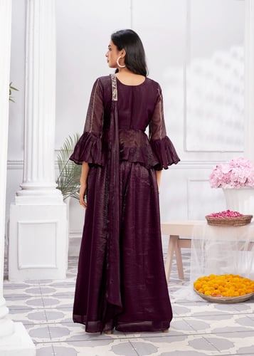 طقم يبرز الأنوثة بلمعة فاخرة