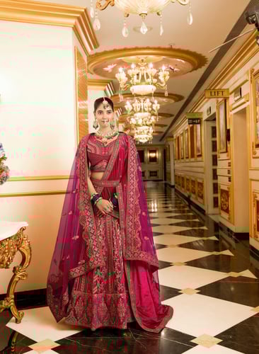 لبس غمرة عروس بتطريز ملكي فاخر