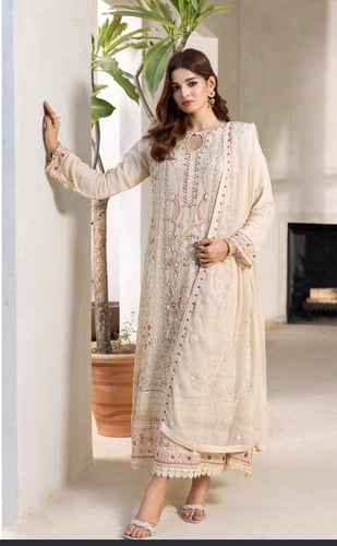 حكاية عشق بلون الورد والذهب