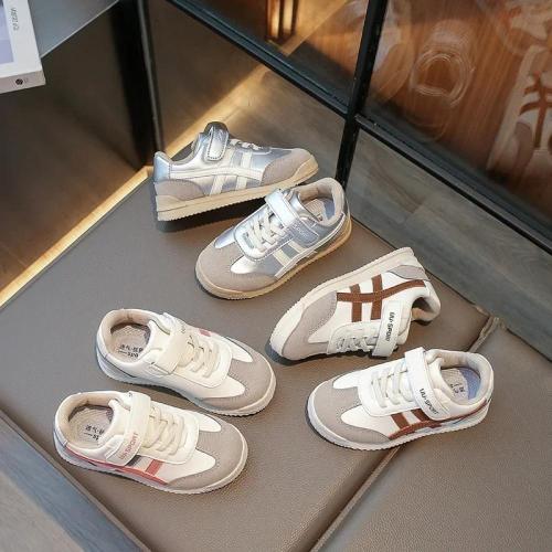 Children's sports shoes