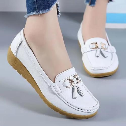 A shoe without heel for women