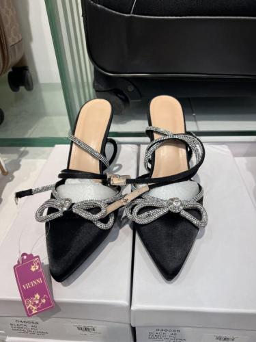 كعب اسود عالي نسائي